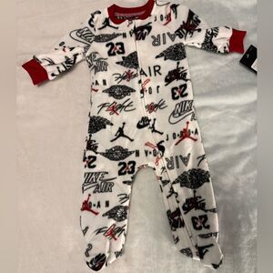 Nike Baby Zip-Up Footed Pajamas 3–6 Months White Black Red Graphic NWT